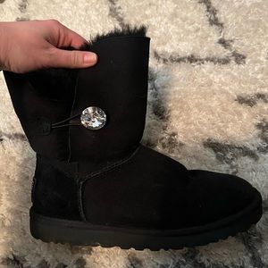 Size 8 Ugg gem Bailey buttons.